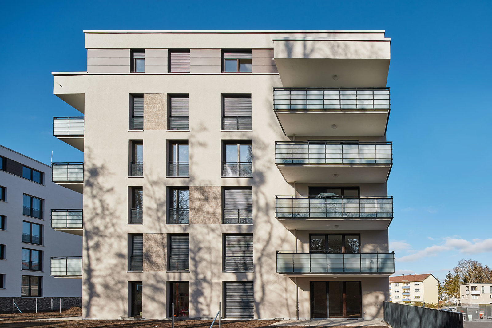 Das Foto zeigt das sechsgeschossige Wohngebäude im Theoderichweg 7 Stuttgart. Die Fassade ist beige und jedes Stockwerk verfügt über Balkone.
