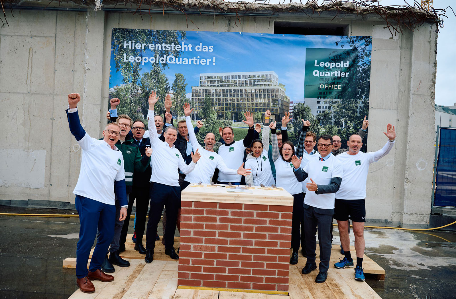 Menschen feiern die Grundsteinlegung des LeopoldQuartier OFFICE in Wien.