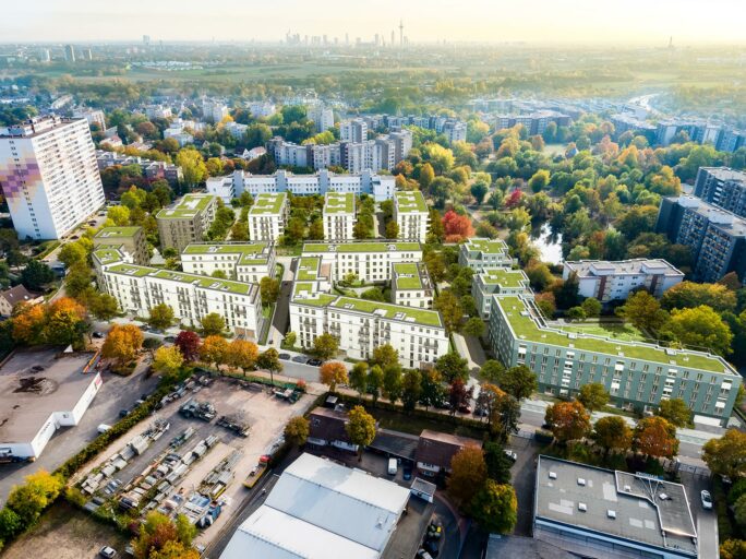 Visualisierung der neuen Wohnsiedlung Varinia in Frankfurt: 12 neue mehrstöckige Mehrfamilienhäuser mit begrünten Dächern.
